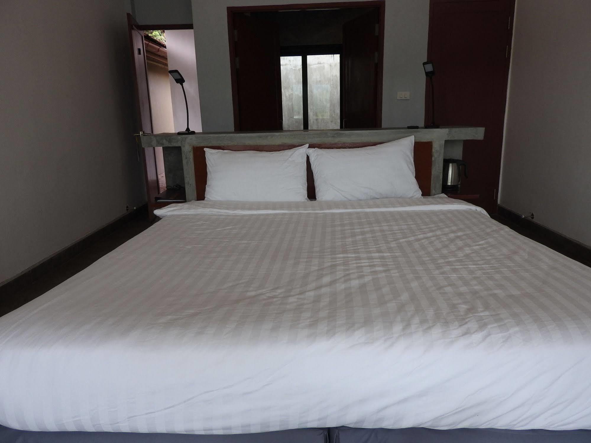 The Sanctuary Nam Ngum Beach Resort Vang Vieng Exterior photo